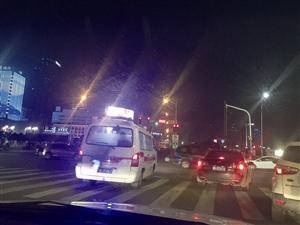 宁波多辆私家车为给救护车让道 集体闯红灯