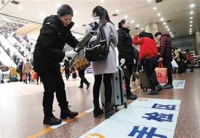 春运AB面:乘客带鞋油被拦下 安检员经常被骂哭