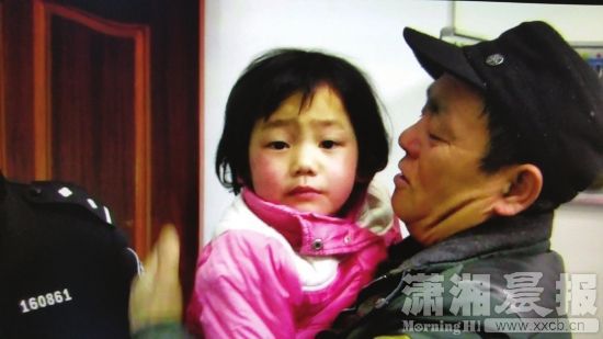 2月3日凌晨1点,小丽伯伯匆匆赶来,从高速交警手中,接回小丽。