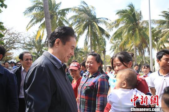 罗保铭赴永兴岛慰问时表示:三沙要争创“四个典范”
