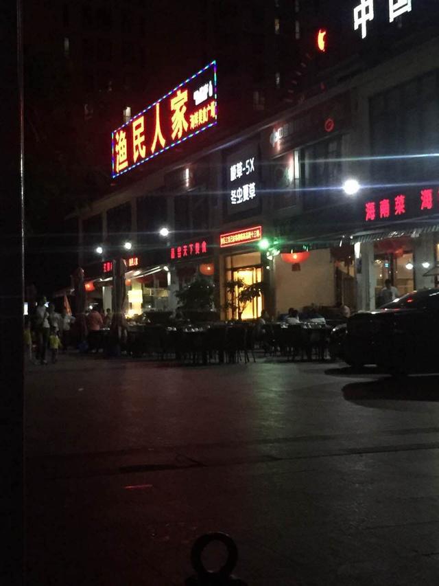 三亚3家海鲜摊点宰客 一美食广场被罚20万