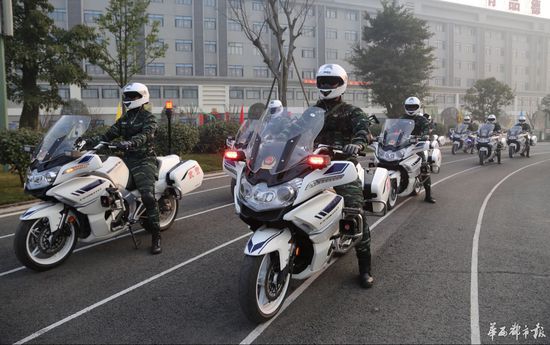 帅呆了!成都街头也来了“国宾卫队”