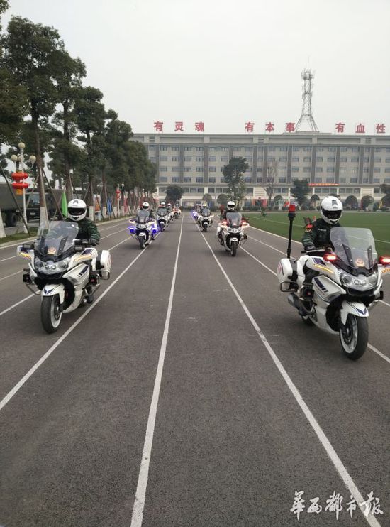 武警成都支队支队长任洪元告诉记者,为了全面贯彻落实公安部、武警部队关于加强“两警”巡逻的指示精神,积极防范打击各类犯罪活动,在四川总队和成都市委市政府的大力支持下,支队装备了数十台国产春风-650摩托车。