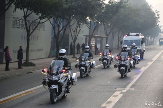 这支武警摩托车巡逻分队春节亮相,10多名队员从1000多名战士中挑选出来,在这之前,他们进行了严格的训练。队员们驾驶500多斤重的摩托车时而呈“1”字形前进,时而呈“V”字形前进,时而呈“S”字形前进,车辆匀速前进,毫厘不差,任凭队形变化,不仅车身稳如磐石,而且队员的军姿也始终挺拔、威严。