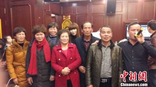 浙江四世同堂家庭AA制聚餐过年 彼此不串门送礼