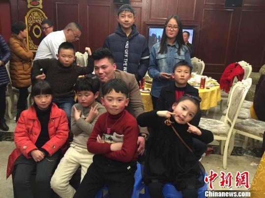浙江四世同堂家庭AA制聚餐过年 彼此不串门送礼