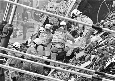 台湾地震16层大楼倒塌 男子用身体保护妻儿遇难