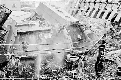 台湾地震16层大楼倒塌 男子用身体保护妻儿遇难