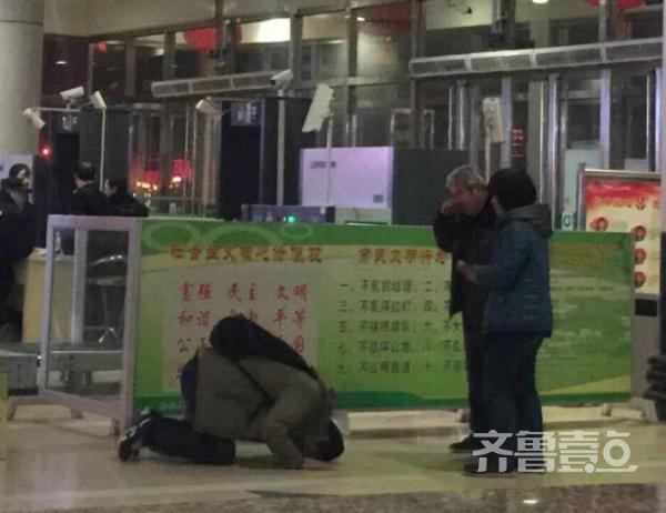 男子火車站向父母長跪不起：離家愧對爹娘