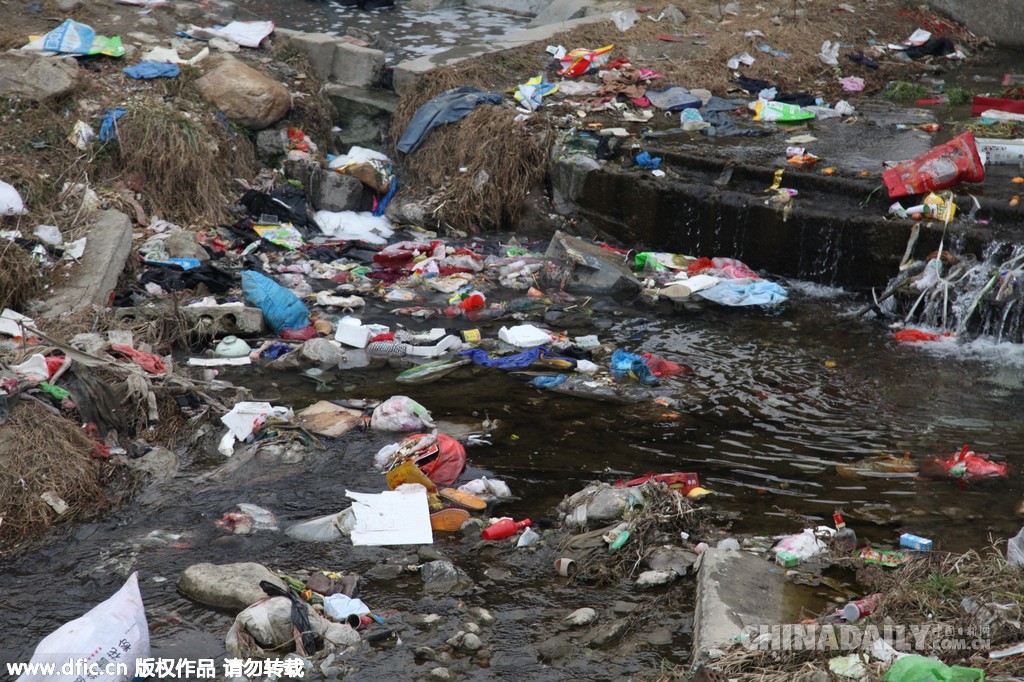 陕西安康：农村河流垃圾成堆 村民河中洗衣裳
