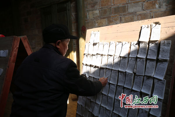 alt=老人在撕下拜神人求签的对应铭仟