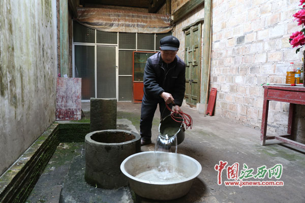 alt=老人每天早上起来后，就开始打水、洗脸、点油灯、抹神案&middot;&middot;&middot;&middot;&middot;&middot;