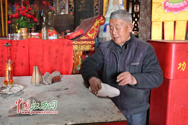 alt=老人每天早上起来后，就开始打水、洗脸、点油灯、抹神案&middot;&middot;&middot;&middot;&middot;&middot;