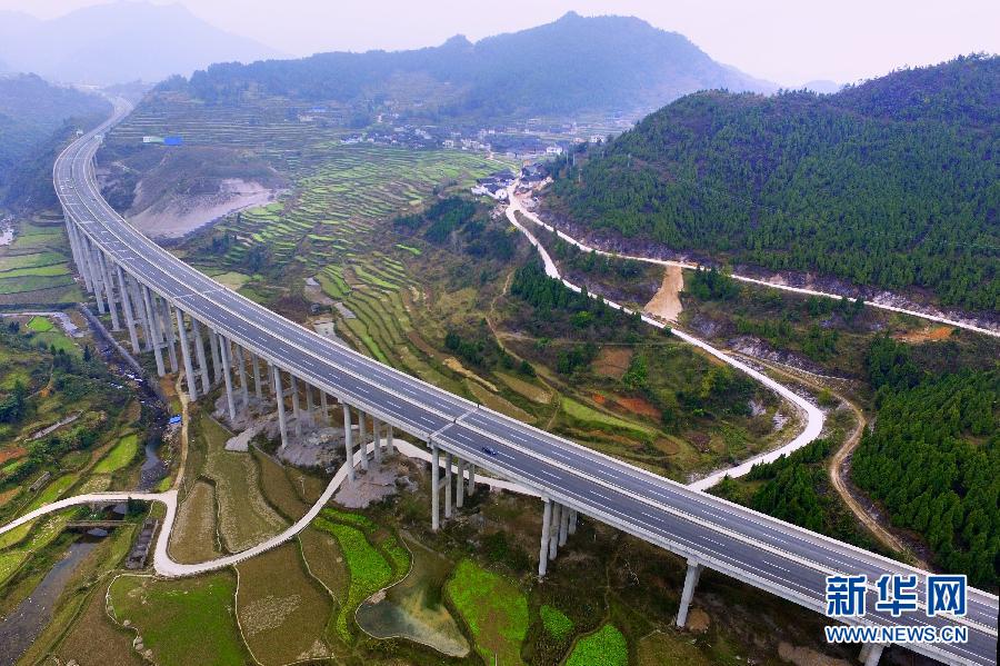 厦蓉高速贵州丹寨县羊甲大桥（2015年12月19日摄）。新华社发（吴东俊 摄） 