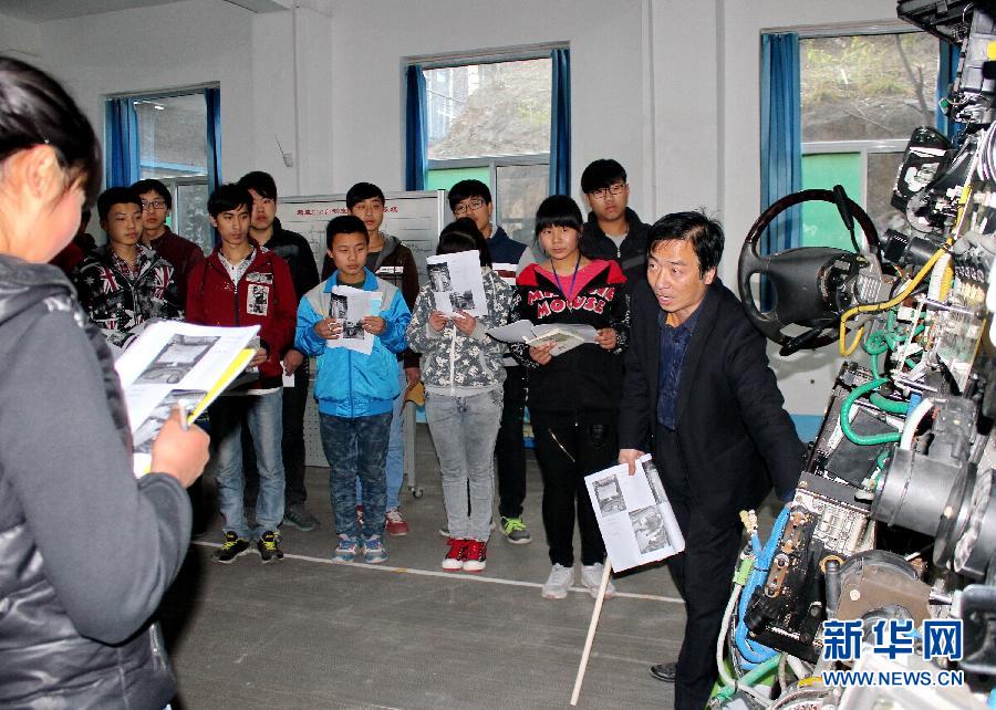学生在河北阜平县职教中心梦翔汽车培训基地内上实训课（2015年11月18日摄）。新华社发
