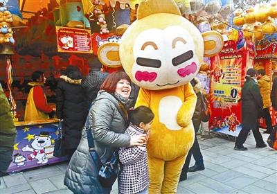 大学生扮人偶每天与千人免费合影 凭感觉搂人拍