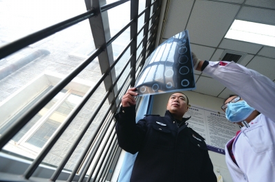 医疗民警看守所内过春节