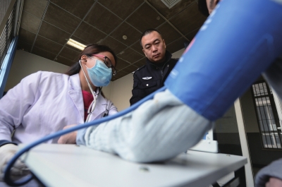 医疗民警看守所内过春节