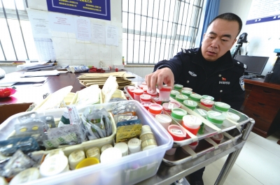 医疗民警看守所内过春节