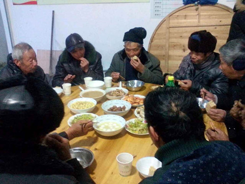 村里的老人正在“6199食堂”用餐