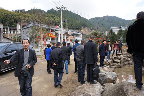 金国明正接待广度乡首次&ldquo;乡贤座谈会&rdquo;参会人员来里岙村参观
