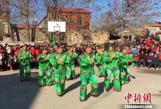 农村悄然兴起“农民春晚”:老百姓有了娱乐舞台