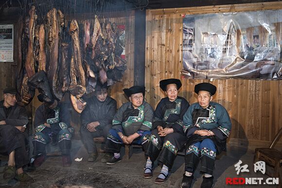 “时间快,变化快,快快快......”龙元满招呼记者,要对着镜头为红网网友们“再创作一首”。