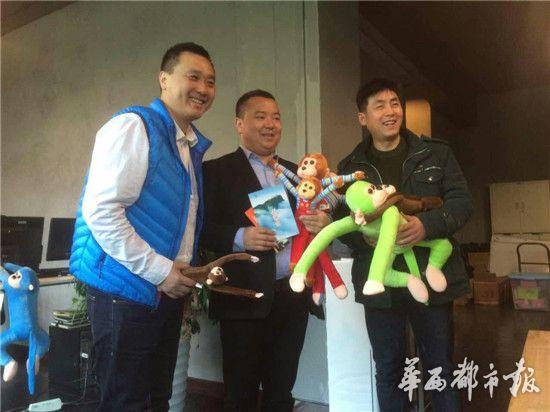 景区相关负责人向何先生赠送了礼物。