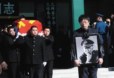 阎肃追悼会在八宝山举行 数千人前往送别