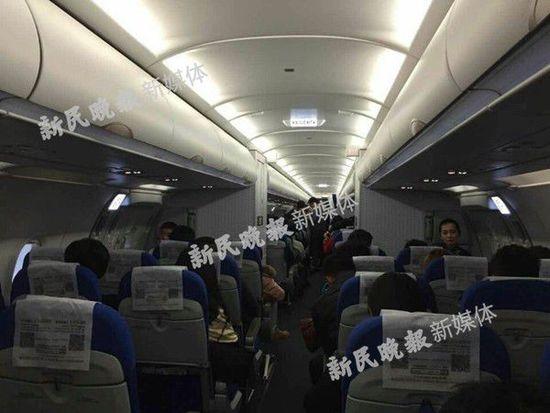 图说:网曝东航MU5414遇雷击返航。网友图