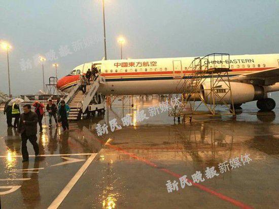 图说:乘客下机回航站楼等待。网友图