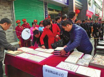 男子凌晨盗窃金店 偷得130万元首饰藏粪坑
