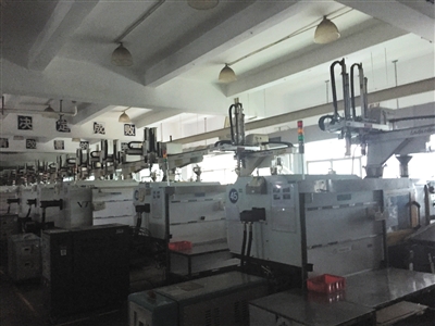 福昌厂房内工人寥寥,大批设备闲置。