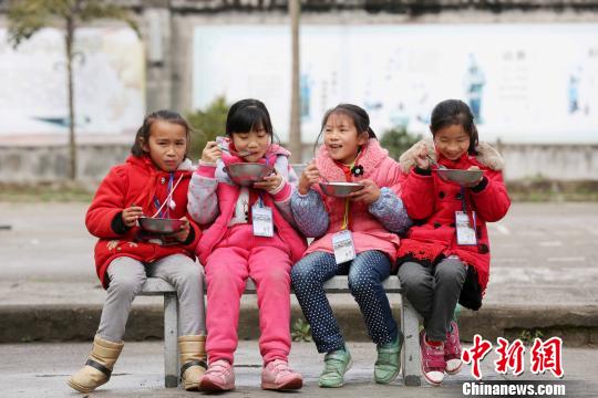 广西投入12亿改善农村义务教育学生营养160多万名学生受益