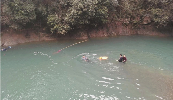 男孩滑入10米深水库三男子来不及脱衣跳水救人