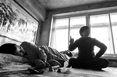 &ldquo;举债20万照料瘫痪女友男子&rdquo;被指家暴 警方立案