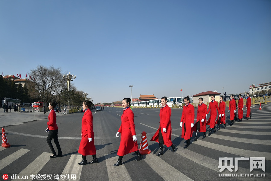 中国红美女服务员 大会堂前花样自拍