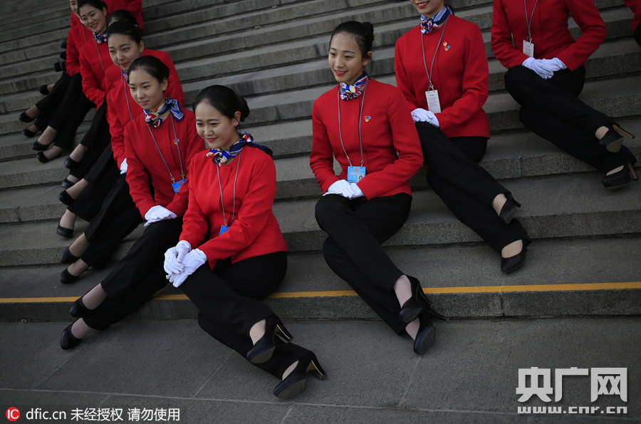 中国红美女服务员 大会堂前花样自拍