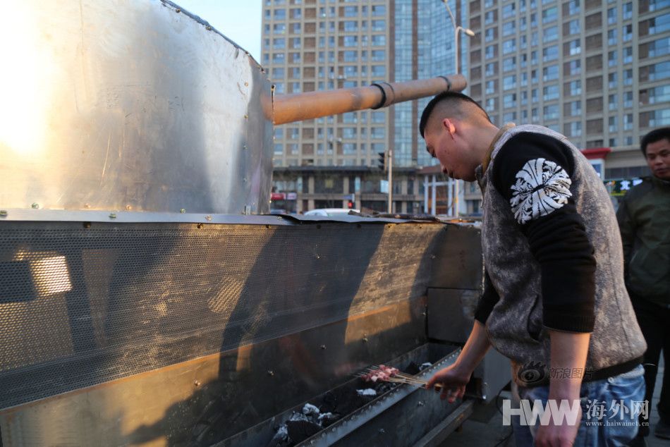 济南霸气&ldquo;坦克&rdquo;烧烤车引市民围观