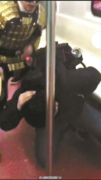 西安地铁“嗑瓜子被打”视频系摆拍 拍摄方被查