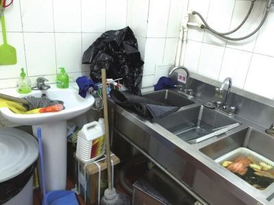 北京一便利店废弃包子照样卖 厨房水池洗拖布