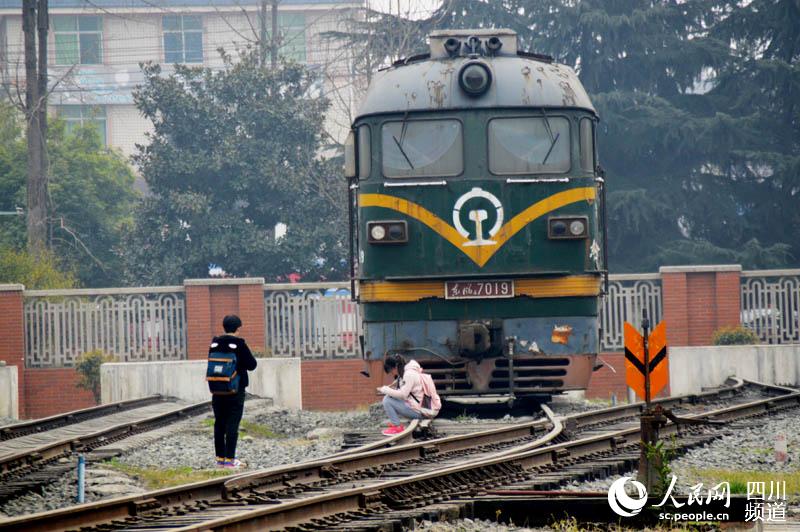 月台修进校园全国首个高校机车博物园开园