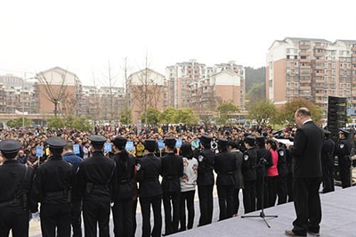3月16日，四川阆中法院举行公开宣判大会，对8名违法讨薪农民工进行集中宣判。 图片来自“阆中在线”