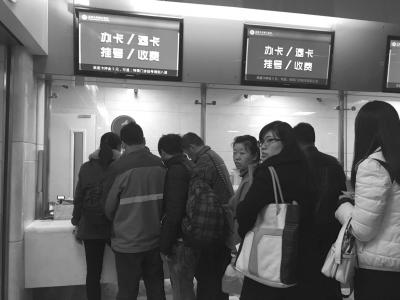 “红棉服”(排在第二位者)带“新人”办就诊卡。