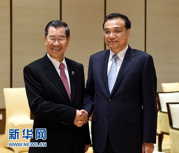 3月24日,中共中央政治局常委、国务院总理李克强在海南博鳌会见前来出席博鳌亚洲论坛2016年年会的台湾两岸共同市场基金会荣誉董事长萧万长一行。新华社记者 饶爱民 摄 3月24日,中共中央政治局常委、国务院总理李克强在海南博鳌会见前来出席博鳌亚洲论坛2016年年会的台湾两岸共同市场基金会荣誉董事长萧万长一行。新华社记者 饶爱民 摄