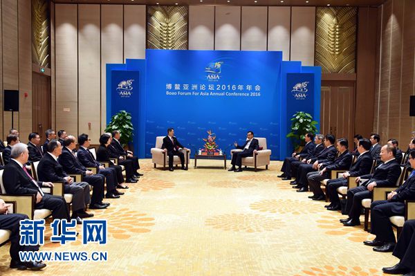 3月24日,中共中央政治局常委、国务院总理李克强在海南博鳌会见前来出席博鳌亚洲论坛2016年年会的台湾两岸共同市场基金会荣誉董事长萧万长一行。新华社记者 饶爱民 摄 3月24日,中共中央政治局常委、国务院总理李克强在海南博鳌会见前来出席博鳌亚洲论坛2016年年会的台湾两岸共同市场基金会荣誉董事长萧万长一行。新华社记者 饶爱民 摄