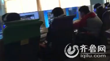 挤满未成年人的黑网吧(视频截图)