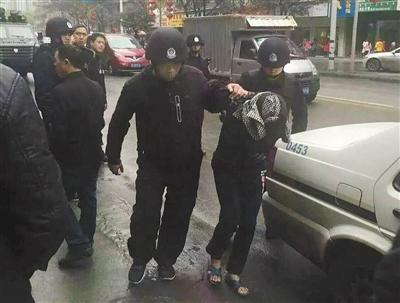 四川拒捕抢枪案枪弹追回人在逃 逃犯曾获3次减刑