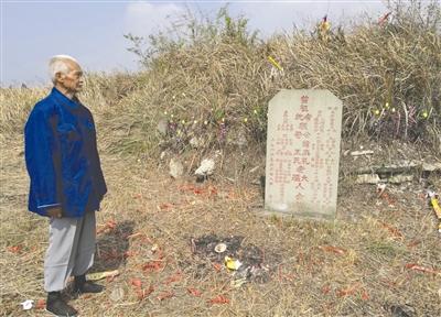 八旬老人为恩人守墓