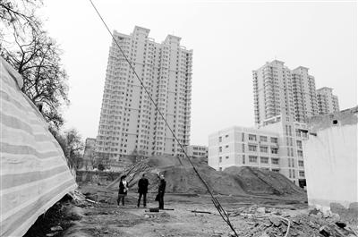 操场上的电杆拉线影响学生上体育课。兰州晨报首席记者 裴强 摄